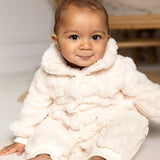 Der flauschige Mantel-Strampler mit Pelz-Bär-Futter