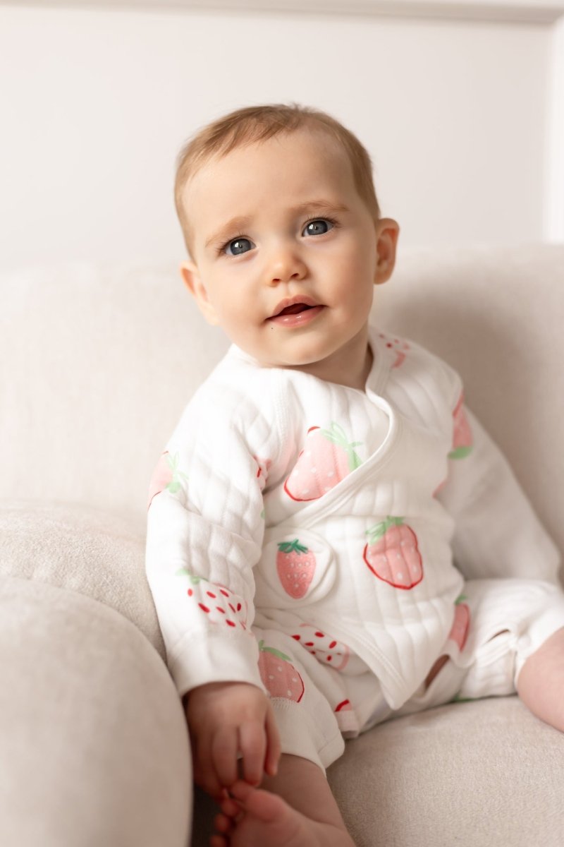 Der Strawberry Bouclé-Wickel-Babystrampler