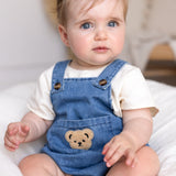 „Happy Baby“-Jeanslatzhose mit Bärenstickerei