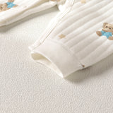 Der charmante Baby-Strampelanzug „Bear“ aus Bouclé