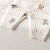Der charmante Baby-Strampelanzug „Bear“ aus Bouclé