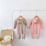 Gestrickter Playsuit mit Kapuze und Bär