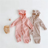 Gestrickter Playsuit mit Kapuze und Bär