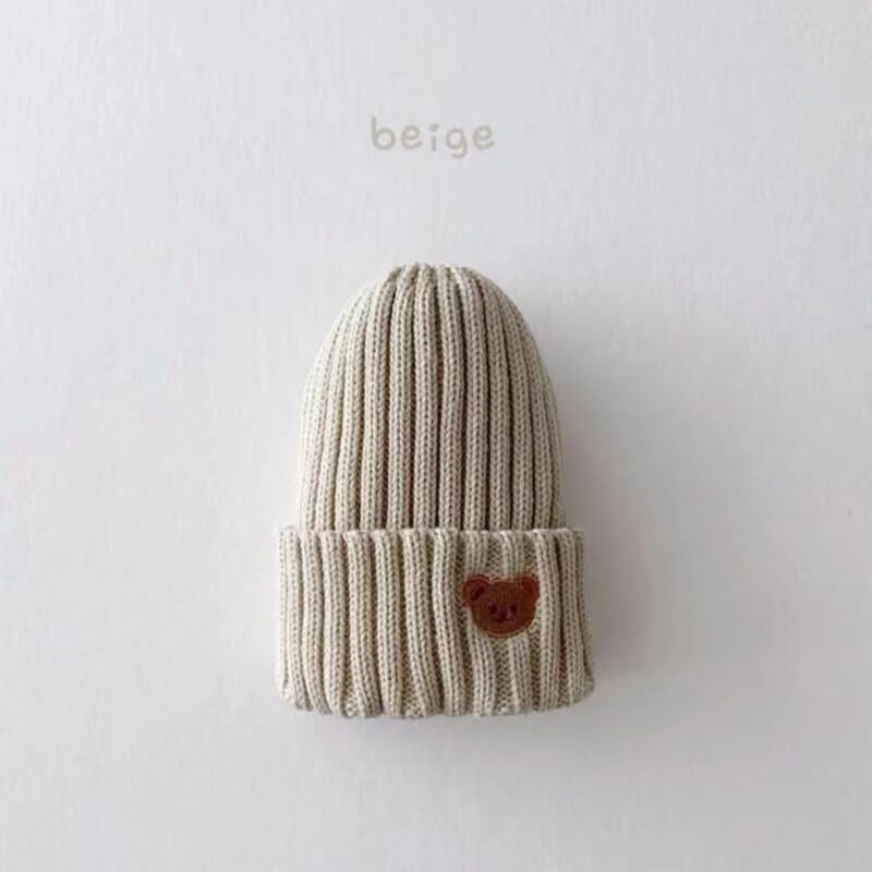 Gestrickte Beanie-Mützen mit Bärenmotiv