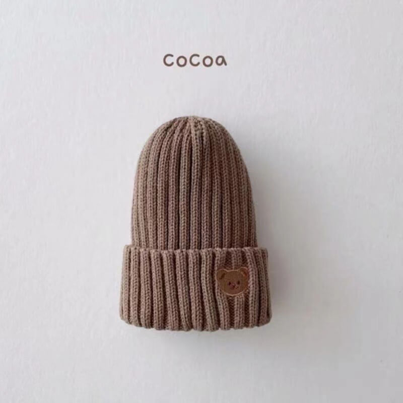 Gestrickte Beanie-Mützen mit Bärenmotiv