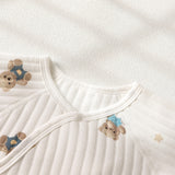 Der charmante Baby-Strampelanzug „Bear“ aus Bouclé