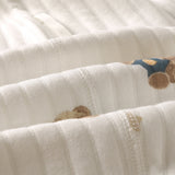Der charmante Baby-Strampelanzug „Bear“ aus Bouclé