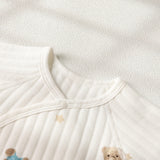 Der charmante Baby-Strampelanzug „Bear“ aus Bouclé