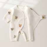 Der charmante Baby-Strampelanzug „Bear“ aus Bouclé