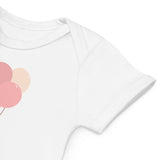 Bär hält Luftballons Baby Mädchen fällig Body