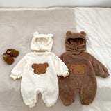 Der gestrickte Kapuzen-Kinderwagenanzug „The Love Fur Bear“