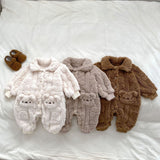 Der flauschige Mantel-Strampler mit Pelz-Bär-Futter