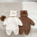 Der gestrickte Kapuzen-Kinderwagenanzug „The Love Fur Bear“