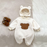 Der gestrickte Kapuzen-Kinderwagenanzug „The Love Fur Bear“