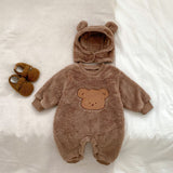 Der gestrickte Kapuzen-Kinderwagenanzug „The Love Fur Bear“