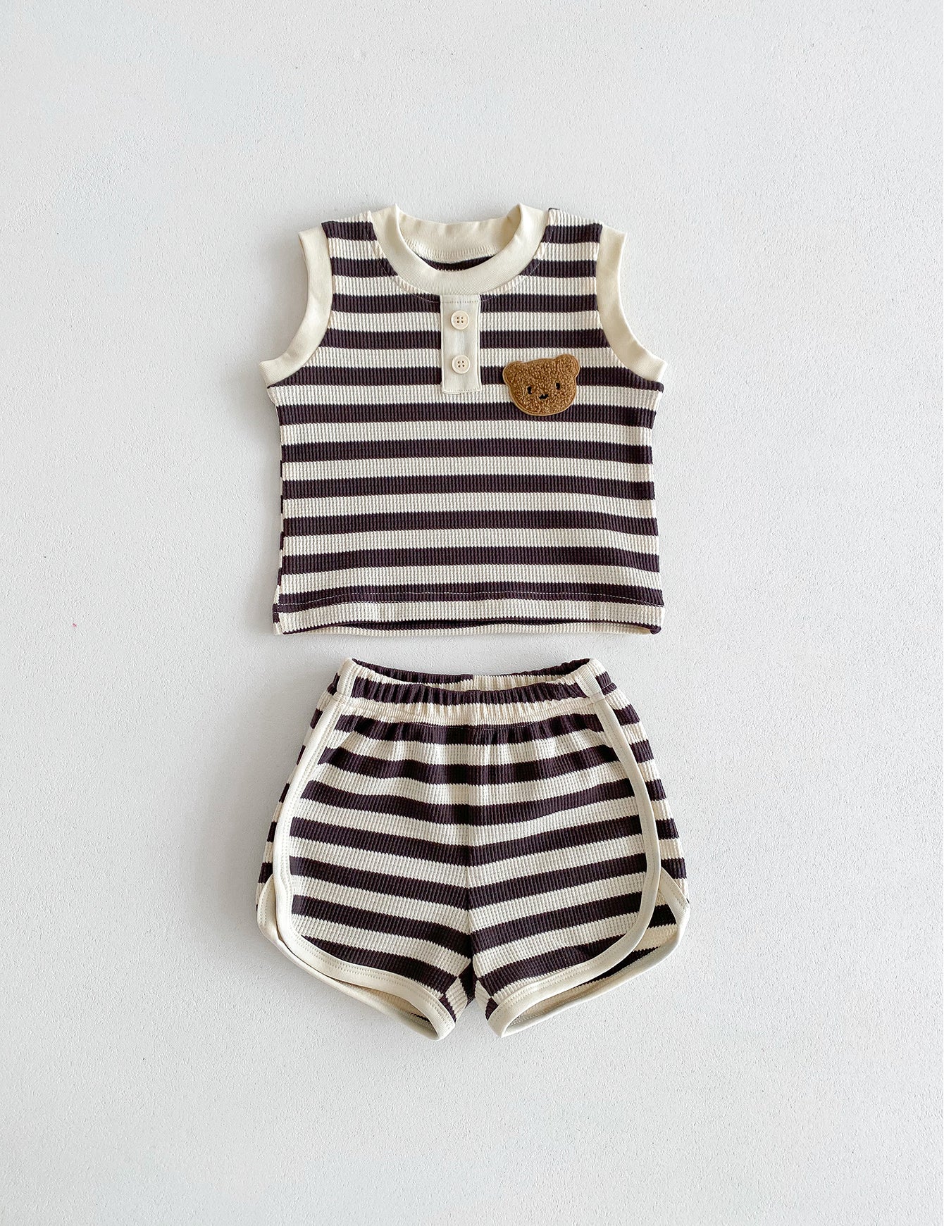 The Bear Beach – Gestreifte Shorts und T-Shirt