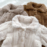 Der flauschige Mantel-Strampler mit Pelz-Bär-Futter