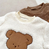Der gestrickte Kapuzen-Kinderwagenanzug „The Love Fur Bear“