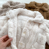 Der flauschige Mantel-Strampler mit Pelz-Bär-Futter