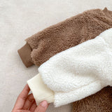 Der gestrickte Kapuzen-Kinderwagenanzug „The Love Fur Bear“