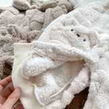 Der flauschige Mantel-Strampler mit Pelz-Bär-Futter