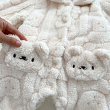 Der flauschige Mantel-Strampler mit Pelz-Bär-Futter