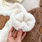 Der gestrickte Kapuzen-Kinderwagenanzug „The Love Fur Bear“