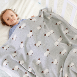 Graue gehäkelte Babydecke mit Schafmotiv