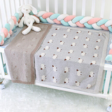 Graue gehäkelte Babydecke mit Schafmotiv