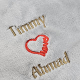 Vente d'échantillons - Couvertures grises pour couples avec « Timmy Red love Ahmed » en fil doré et rouge