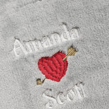 Vente d'échantillons - Couvertures grises pour couples avec « Amanda heart and arrow and Scott » en fil blanc, rouge et or