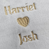 Vente d'échantillons - Couvertures grises pour couples avec « Harriet heart Josh » en fil d'or