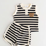 The Bear Beach – Gestreifte Shorts und T-Shirt