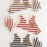 The Bear Beach – Gestreifte Shorts und T-Shirt