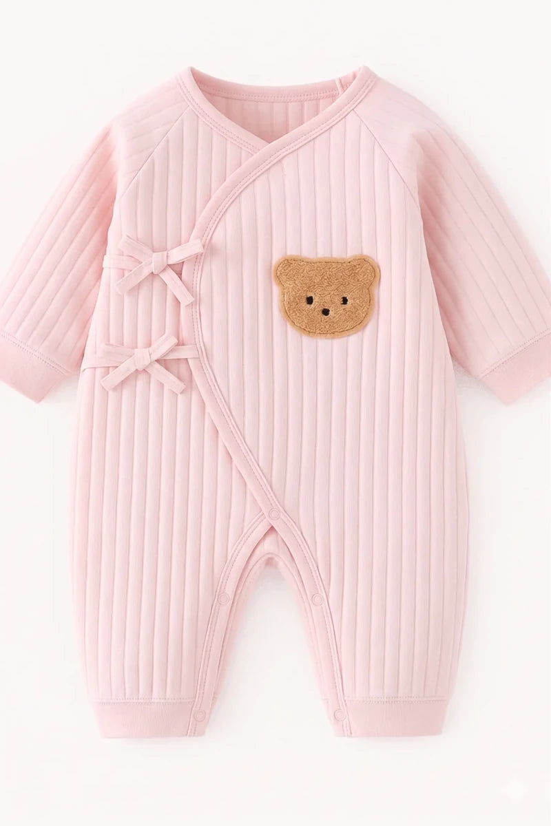 Der Baby-Strampelanzug „Teddybär“ aus Bouclé 