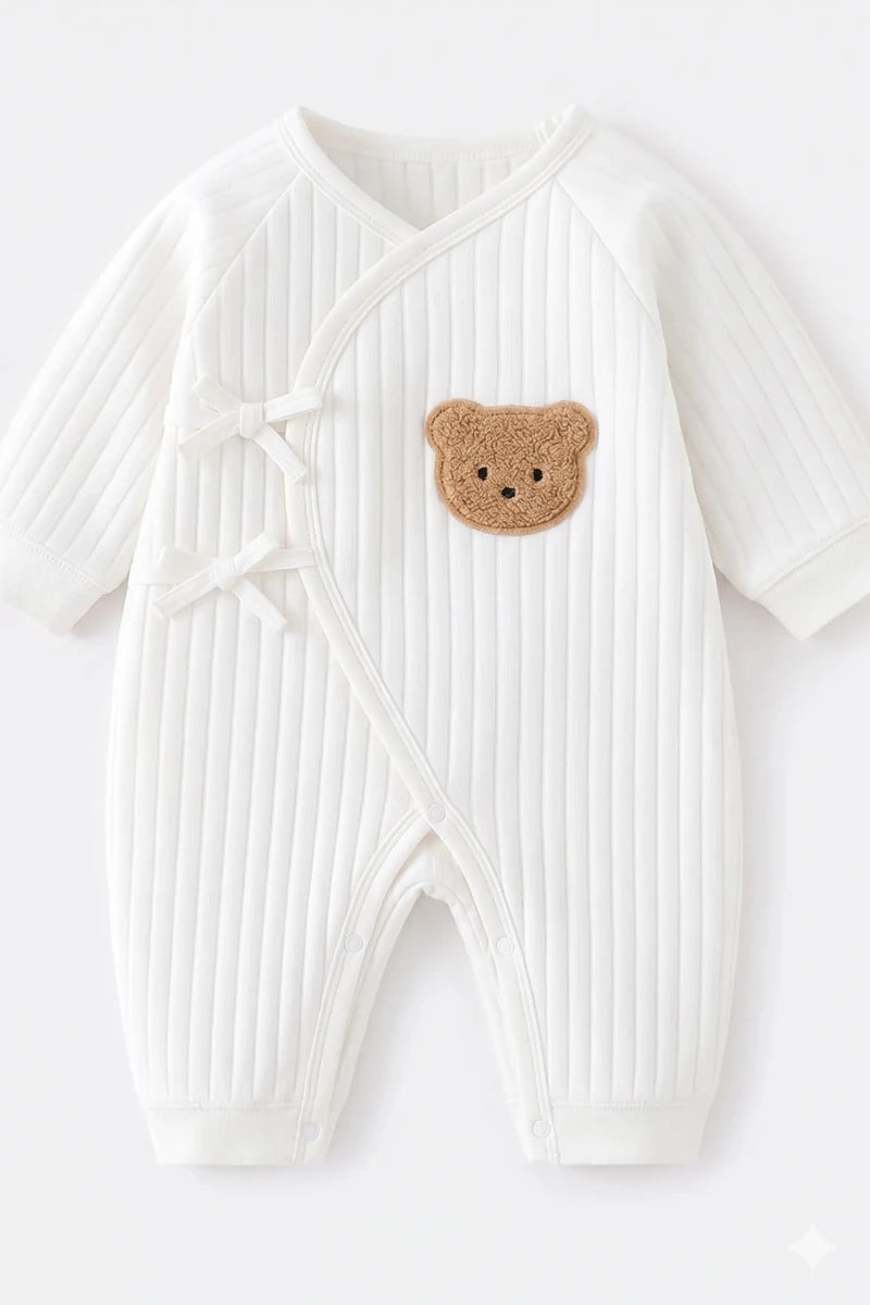 Der Baby-Strampelanzug „Teddybär“ aus Bouclé 
