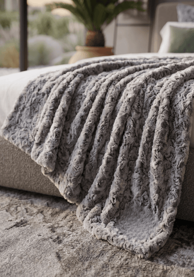 Couverture en fausse fourrure de renard douce de luxe Mora Haku Grey Interior