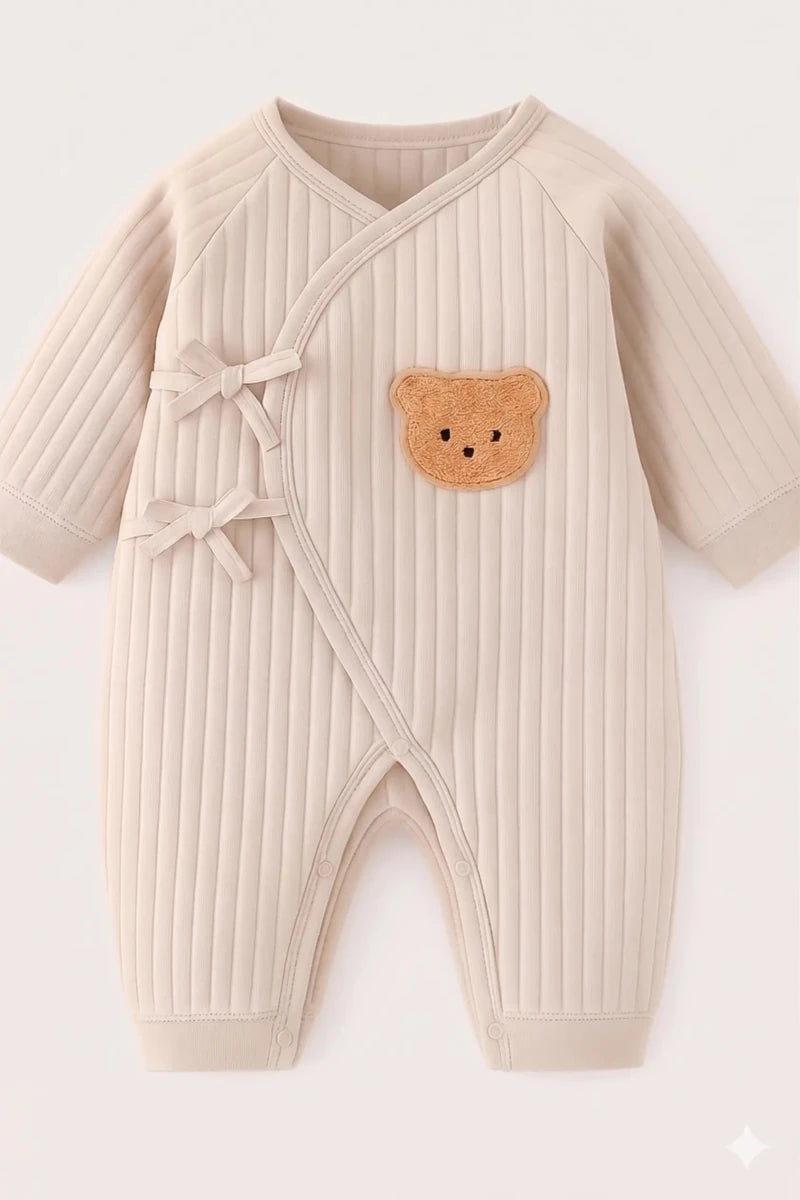 Der Baby-Strampelanzug „Teddybär“ aus Bouclé 
