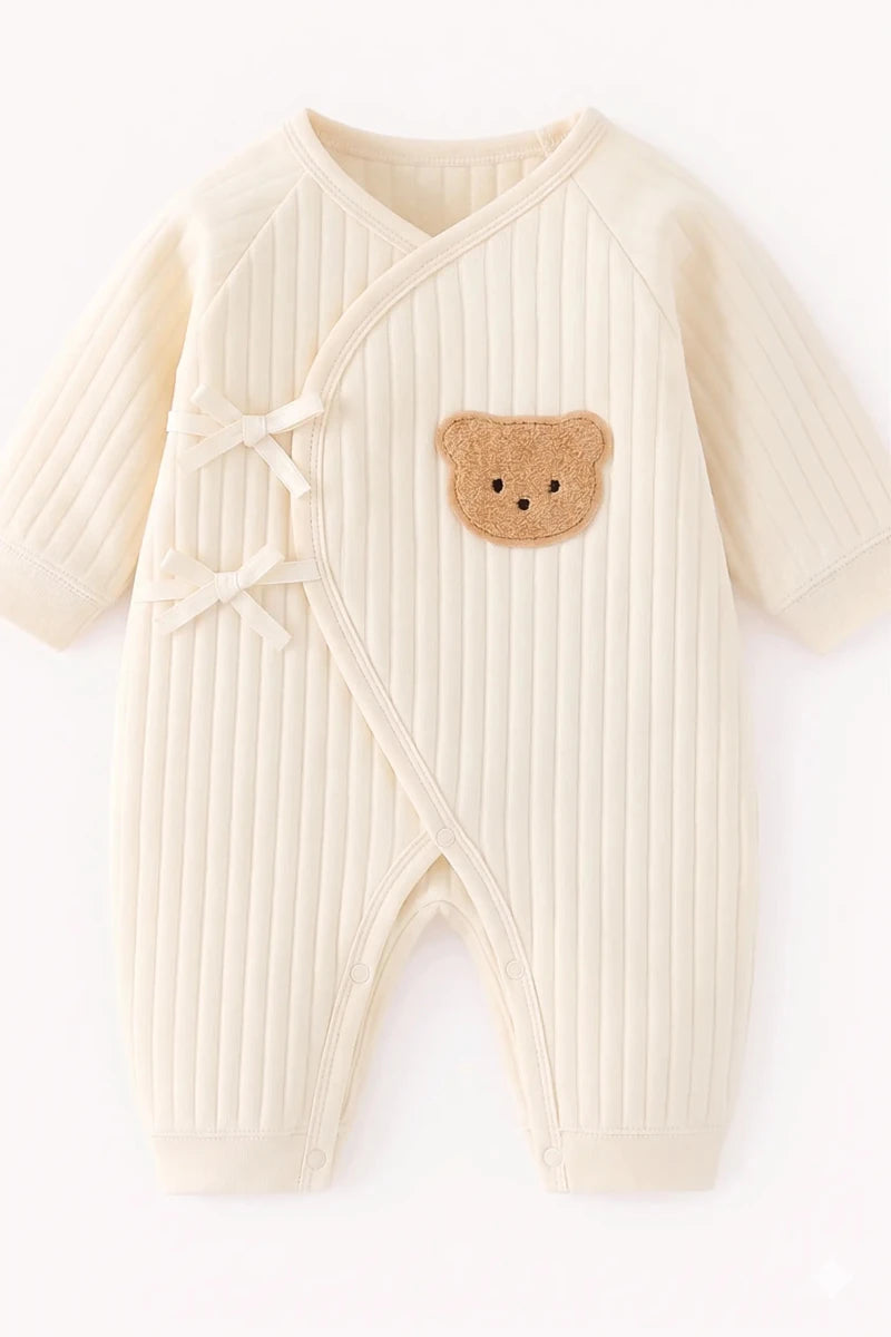 Der Baby-Strampelanzug „Teddybär“ aus Bouclé 