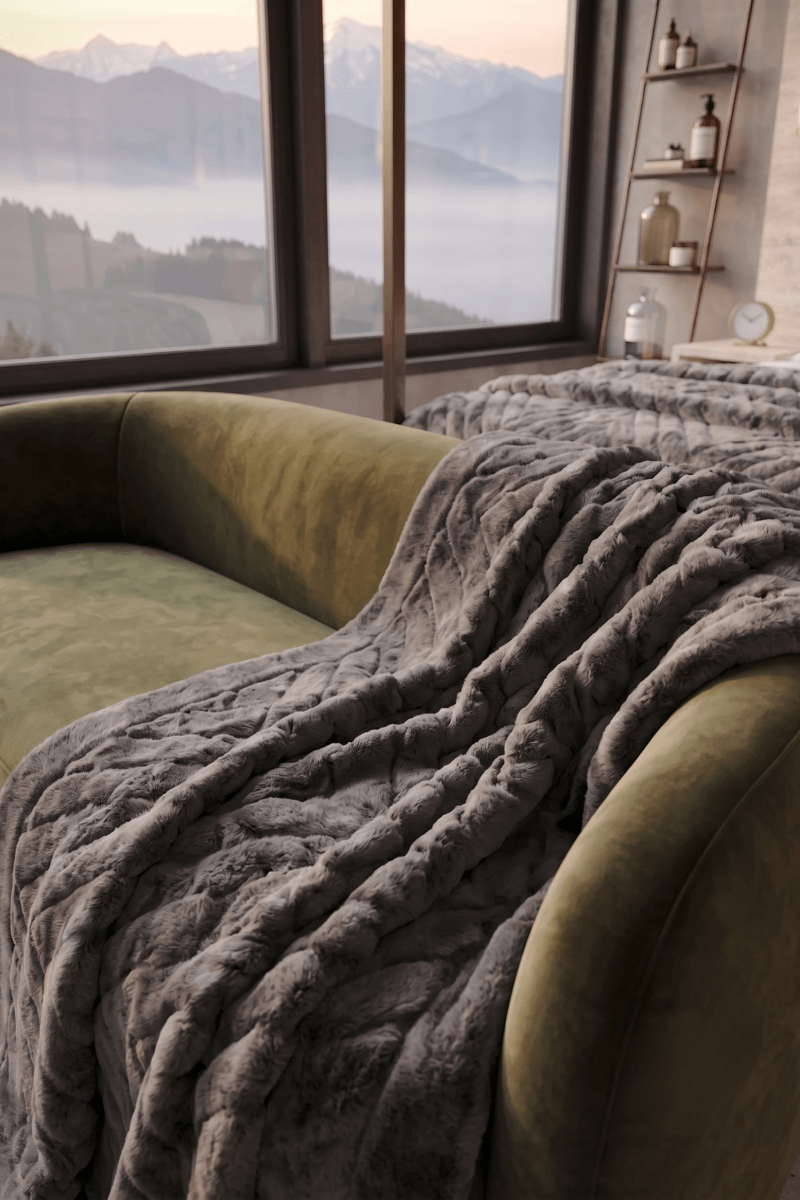 Couverture de luxe en fausse fourrure de renard douce Mora Kaplan Interior