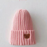 Gestrickte Beanie-Mützen mit Bärenmotiv 