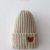 Gestrickte Beanie-Mützen mit Bärenmotiv 