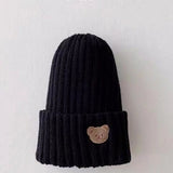 Gestrickte Beanie-Mützen mit Bärenmotiv 