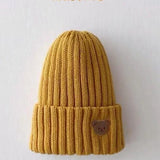 Gestrickte Beanie-Mützen mit Bärenmotiv 