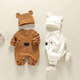 Strampler, Mütze und Fäustlinge mit Bärenaufnäher 