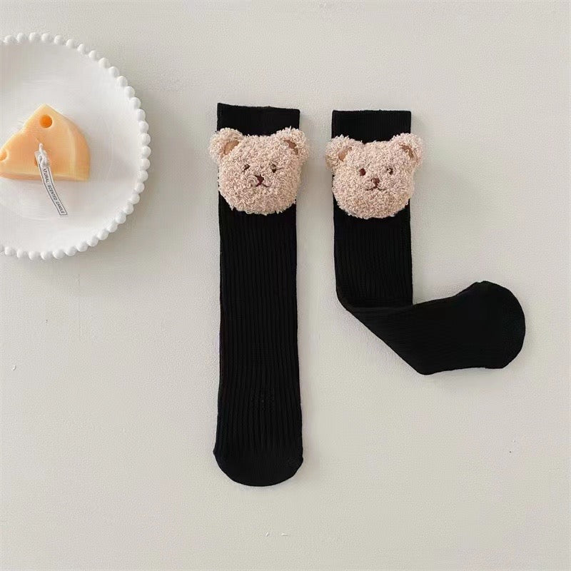 Les chaussettes montantes de l'ours