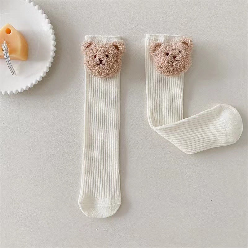 Les chaussettes montantes de l'ours